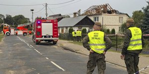 Οι πολωνικές αρχές σε σημείο που χτυπήθηκε από ρωσικό drone
