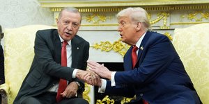 Ρετζέπ Ταγίπ Ερντογάν (αριστερά) και Ντόναλντ Τραμπ (δεξιά) στο Οβάλ Γραφείο