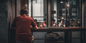 Άντρας τρώει μόνος του 