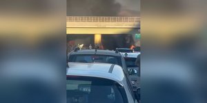 Νταλίκα τυλίχθηκε στις φλόγες μετά από ανατροπή στην Αθηνών-Κορίνθου