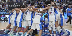 Η Εθνική Ελλάδος μπάσκετ πανηγυρίζει το χάλκινο μετάλλιο στο Eurobasket 2025