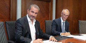 Ο Αλέξανδρος Εξάρχου και ο Ευθύμιος Μπουλούτας υπογράφουν το deal εξαγοράς της ΑΚΤΩΡ Παραχωρήσεις από τον Όμιλο AKTOR