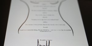 To φερόμενο σκίτσο του Ντόναλντ Τραμπ σε ευχετήρια κάρτα προς τον Τζέφρι Έπσταϊν 