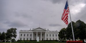 Μεσίστιες θα κυματίζουν οι σημαίες με εντολή Τραμπ, μετά τη δολοφονία του ακτιβιστή Κερκ 