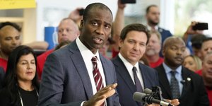 Ο γενικός χειρουργός της πολιτείας της Φλόριντα Τζόσεφ Λαντάπο μιλά κατά της υποχρεωτικότητας των εμβολίων