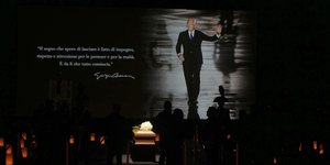 Ο κόσμος αποτίει φόρο τιμής στον σχεδιαστή μόδας Τζιόρτζιο Αρμάνι, η σορός του οποίου εκτίθεται σε λαϊκό προσκύνημα στο Armani/Teatro στο Μιλάνο