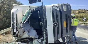 Φορτηγό ανετράπη στον ΒΟΑΚ, σκοτώθηκε 17χρονος