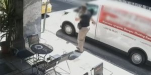 Δράστης κλέβει κινητό μέσα από βαν στο κέντρο της Αθήνας