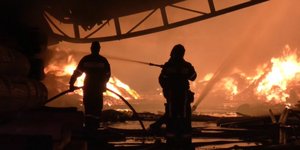 Φωτιά σε εργοστάσιο στο Μενίδι