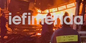 Μαίνεται η φωτιά στο εργοστάσιο ξυλείας στο Μενίδι