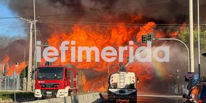 Φωτιά σε εργοστάσιο ξυλείας στο Μενίδι