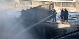Φωτιά σε υπαίθριο χώρο εργοστασίου στου Ρέντη