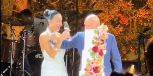 Παύλος Βαρδινογιάννης και Κατερίνα Μπιρμπίλη: Η στιγμή της πρόποσης στον γάμο τους