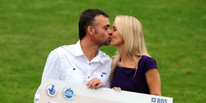 Ο Γκάρεθ και η Κάθριν Μπουλ, γιορτάζουν αφού κέρδισαν το τζακ ποτ των 40.627.241 λιρών στη λοταρία EuroMillions