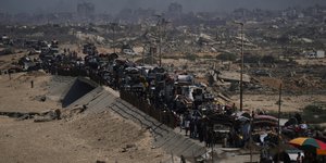 Καραβάνια με Παλαιστίνιους εγκαταλείπουν την Γάζα ενώ το Ισραήλ μπαίνει με άρματα μάχης