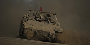 Ένα ισραηλινό θωρακισμένο όχημα κινείται κατά μήκος των συνόρων μεταξύ Ισραήλ και Γάζας