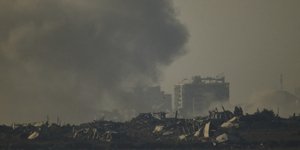 O ισραηλινός στρατός βομβάρδισε την πολυκατοικία Αλ Ρούγια στην Πόλη της Γάζας, δεν υπάρχουν θύματα
