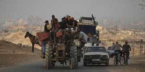 Παλαιστίνιοι εγκαταλείπουν το βόρειο κομμάτι της Γάζας με κάθε μέσο
