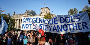 Διαδηλωτές στη Γερμανία με πανό που γράφει «μία γενοκτονία δεν δικαιολογεί μία άλλη»