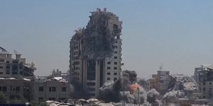 Ένα από τα ψηλότερα κτίρια στην πόλη της Γάζας έπεσε σαν χάρτινος πύργος από Ισραηλινά πυρά