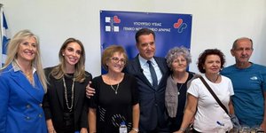 Ο Αδωνις Γεωργιάδης με το προσωπικό στο νοσοκομείο Δράμας