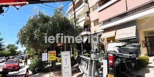 Γερανοφόρο όχημα προσέκρουσε σε μαγαζί στη Γλυφάδα