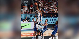 Η FIBA μας δείχνει πως ο Γιάννης έκανε πτήση... διαρκείας πάνω από το καλάθι των Ισραηλινών