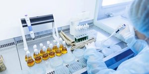 Μικροβιολόγος σε εργαστήριο 