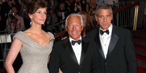Η Τζούλια Ρόμπερτς με τον Giorgio Armani και τον Τζορτζ Κλούνεϊ στο Met Gala της Νέας Υόρκης (2008)./Getty Images