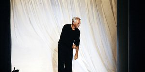 Armani’s Greige: Το διακριτικό χρώμα που καθόρισε το clean aesthetic πριν την εποχή του