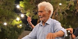 Σχοινούσα: Πέθανε στα 92 του ο Γιώργος Κωβαίος, ο παππούς που χόρευε μαζί με την εγγονή του στις γιορτές