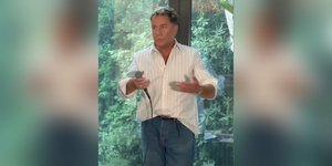 Ο Γιώργος Μαζωνάκης τραγουδά στο σαλόνι του σπιτιού του