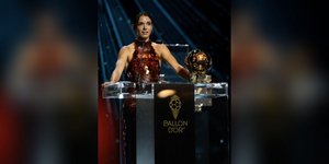 Η Μπονματί γράφει ιστορία: Τρεις χρυσές μπάλες, ακτιβισμός και η δωρεά της στις γυναίκες της Λέσβου