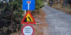 Πινακίδα στα Κύθηρα
