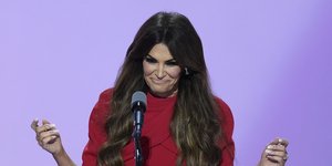 H Κίμπερλι Γκίλφοϊλ χαμογελάει