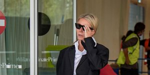 Η Γκουίνεθ Πάλτροου απογειώνει το airport look στο Μιλάνο με το πιο αμφιλεγόμενο παντελόνι της μόδας