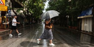 Γυναίκα με ομπρέλα στη βροχή