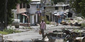 Ένας άνδρας περπατά στην Αϊτή