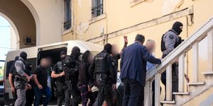 Μεταγωγή κατηγορουμένων στο δικαστικό μέγαρο Χανίων