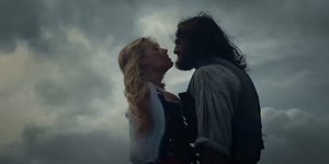 Μάργκοτ Ρόμπι και Τζέικομπ Ελόρντι πρωταγωνιστούν στη νέα εκδοχή της ταινίας «Ανεμοδαρμένα Ύψη»