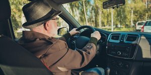 Ηλικιωμένος οδηγός 