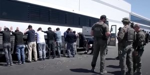 Αμερικανοί ένστολοι ελέγχουν Νοτιοκορεάτες εργαζόμενους ως παράτυπους μετανάστες