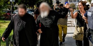 Ηγούμενος σπρώχνει μικρόφωνο δημοσιογράφου