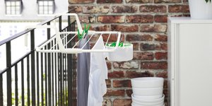 Η απλώστρα ρούχων που μοιάζει με κομψό ράφι μόλις κυκλοφόρησε στα IKEA -Η λύση για μικρά σπίτια, κοστίζει 10 ευρώ