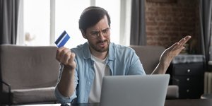 Άνδρας αγανακτισμένος με προβλήματα που προκύπτουν κατά τις αγορές στο διαδίκτυο