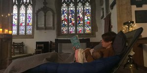 Ονομάζεται champing, μια λέξη-συνδυασμός του church και του camping, και περιγράφει την εμπειρία διανυκτέρευσης σε μεσαιωνικές εκκλησίες / FACEBOOK