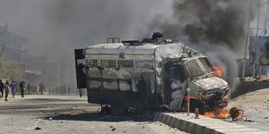 Φωτιές από διαδηλωτές σε οχήματα της Αστυνομίας