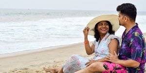 Ινδοί τουρίστες στην παραλία