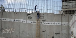 Παλαιστίνιοι προσπαθούν να σκαρφαλώσουν στον τοίχο που χωρίζει το ισραηλινό με το παλαιστινιακό τμήμα της Ιερουσαλήμ