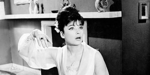 Η εγγονή της αξέχαστης Τζένης Καρέζη αναβιώνει την σκηνή της ταινίας «Δεσποινίς Διευθυντής»